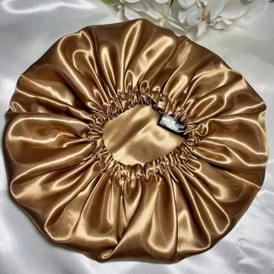 BONNET EN SATIN DE NUIT DORE KALAVY