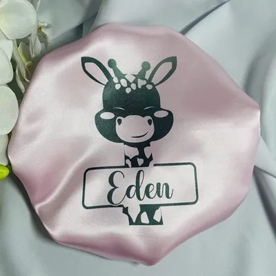 bonnet en satin rose girafe à personnaliser