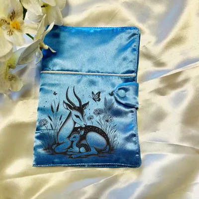 Protège carnet de santé en satin antilope 