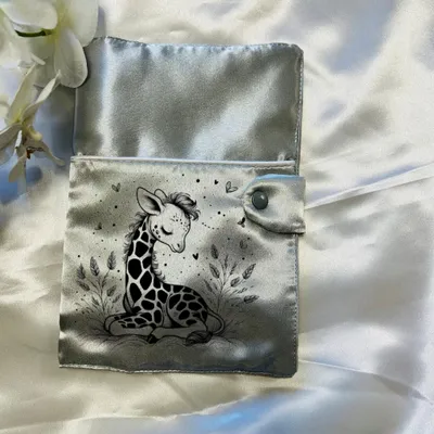 Protège carnet de santé en satin girafe 