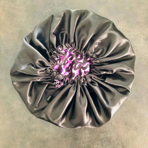 bonnet de nuit en satin léopard violet 