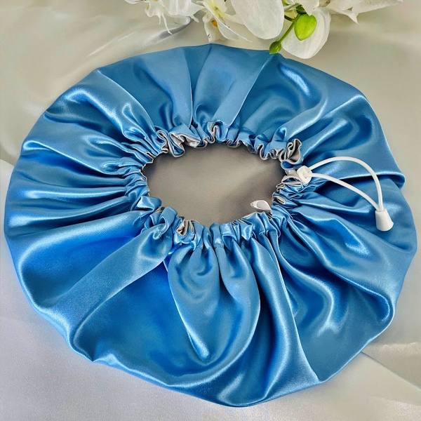 bonnet de nuit en satin bleu méditerranéen et gris 