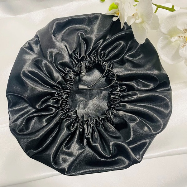 bonnet de nuit en satin noir avec cordon