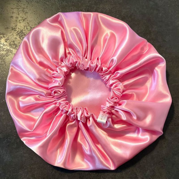 bonnet de nuit en satin rose