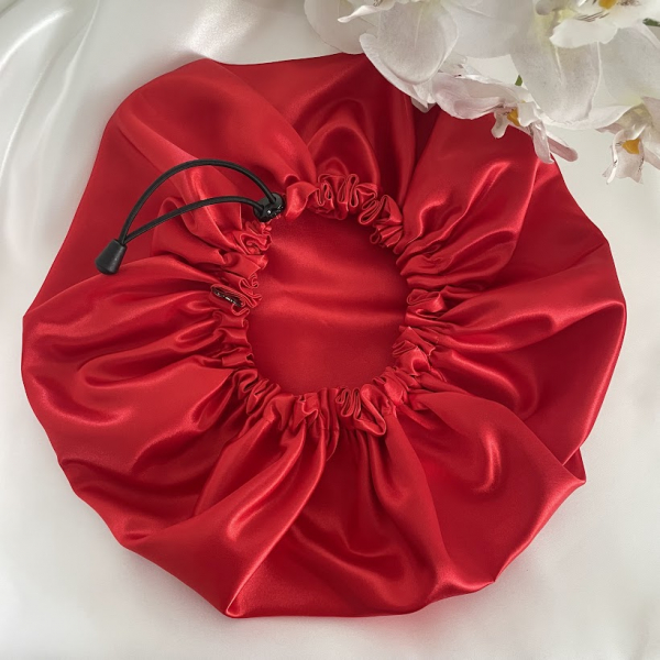 bonnet de nuit en satin rouge avec cordon 