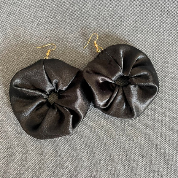 boucles d'oreilles créoles en satin