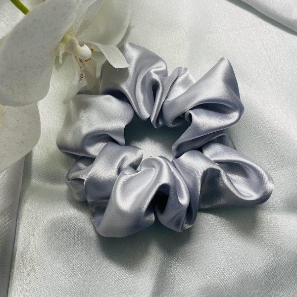 chouchou en satin gris clair 2