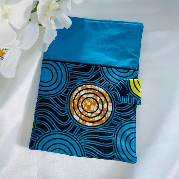Protège carnet de santé à personnaliser motif wax bleu 