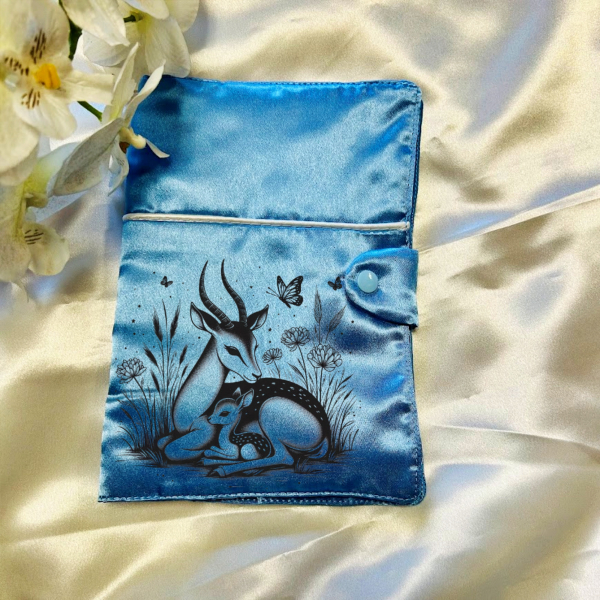 Protège carnet de santé en satin antilope 